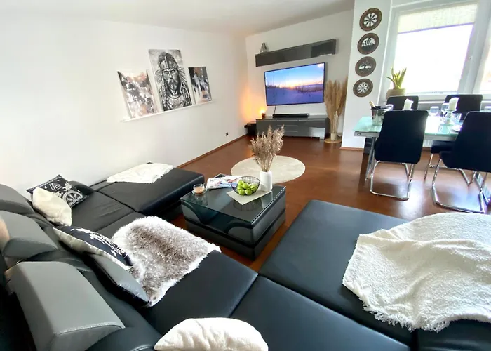City Ferienwohnung Skyline - Mit Grossem Balkon & Xxl- Sofa Fuer Bis Zu 4 Personen