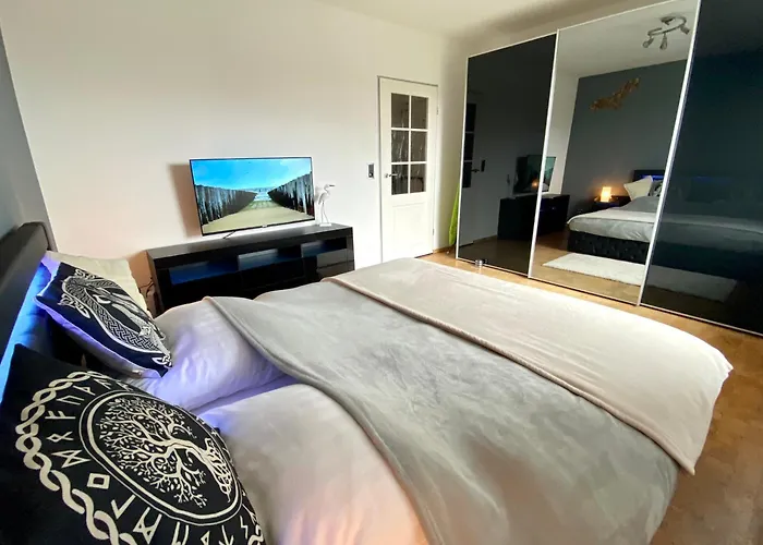 City Ferienwohnung Skyline - Mit Grossem Balkon & Xxl- Sofa Fuer Bis Zu 4 Personen