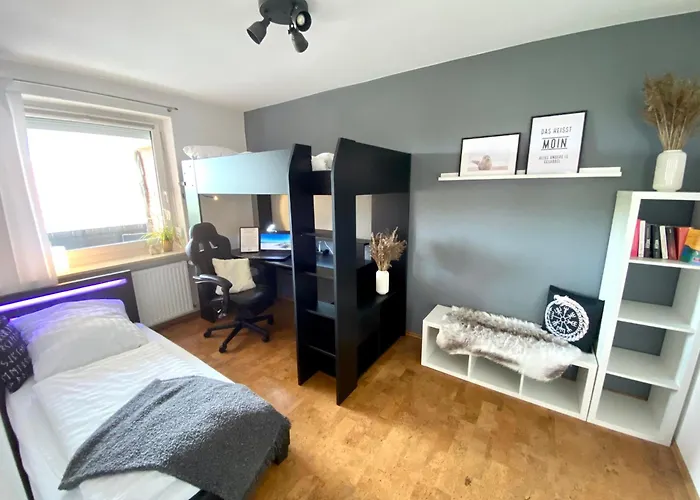 City Ferienwohnung Skyline - Mit Grossem Balkon & Xxl- Sofa Fuer Bis Zu 4 Personen