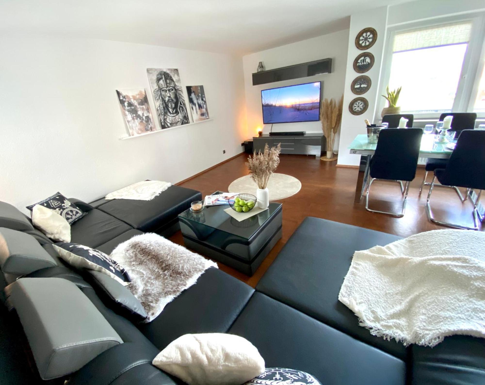 Skyline - Mit Grossem Balkon & Xxl- Sofa Fuer Bis Zu 4 Personen